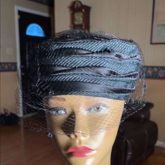 Elegant Vintage (50-60’s) Black Pillbox Hat with Veil Unbranded - Picture 1 of 6
